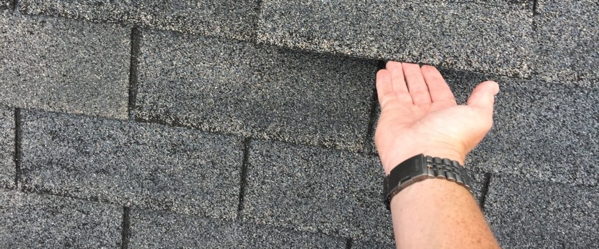 What are the signs that a roof needs to be replaced?