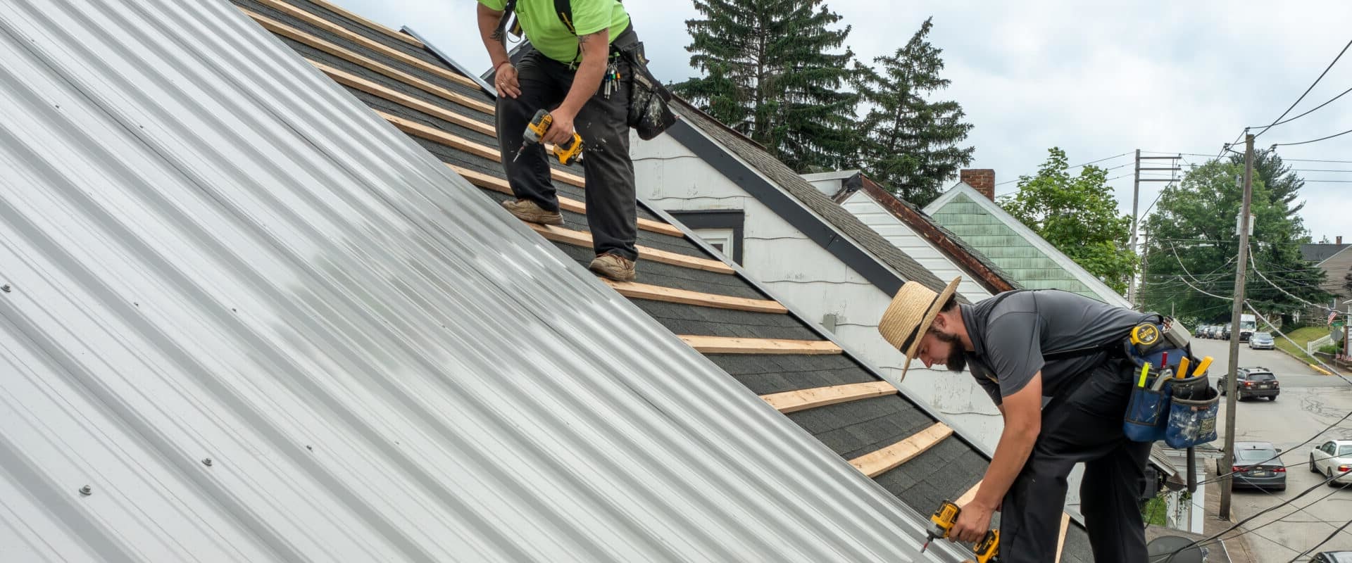 How Metal Roofing Contractors Coordinate With Interior Remodeling Teams